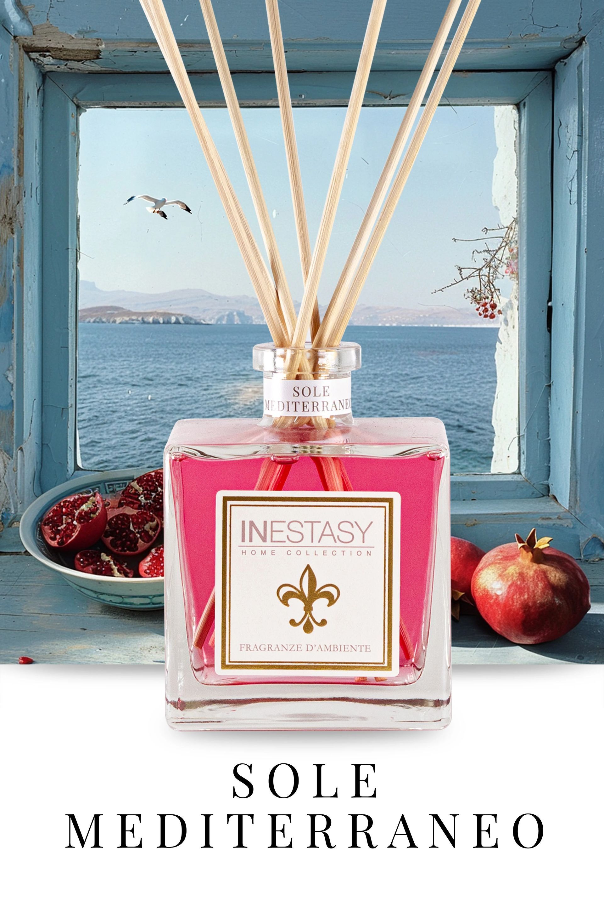 Una bottiglia di profumo sole mediterraneo è appoggiata davanti a una finestra.