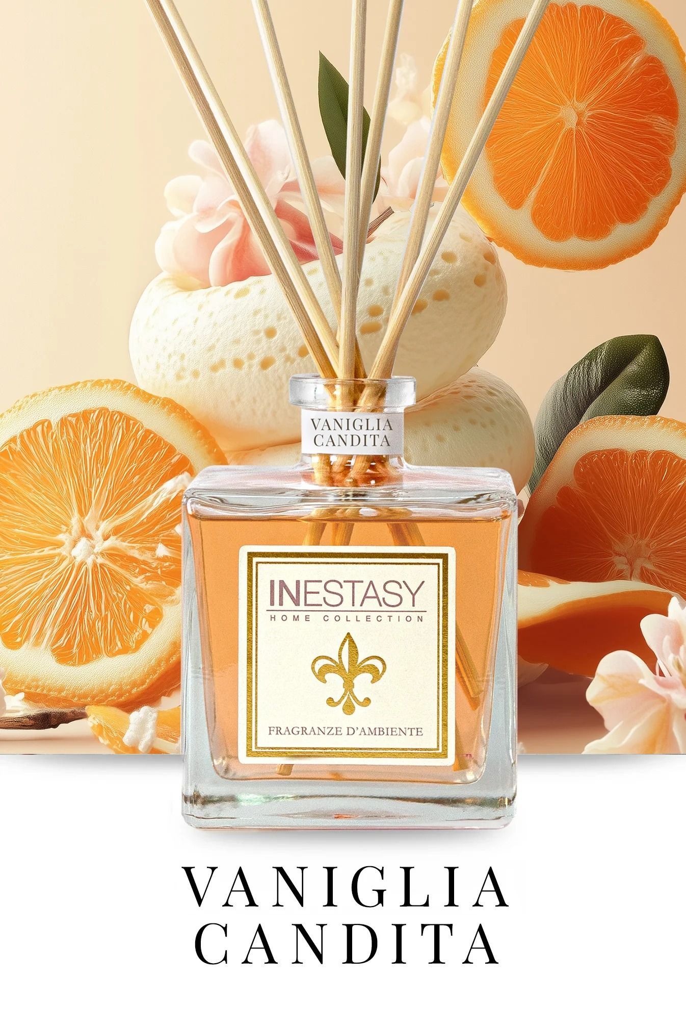 Una bottiglia di profumo alla vaniglia candida è circondata da arance e fiori.