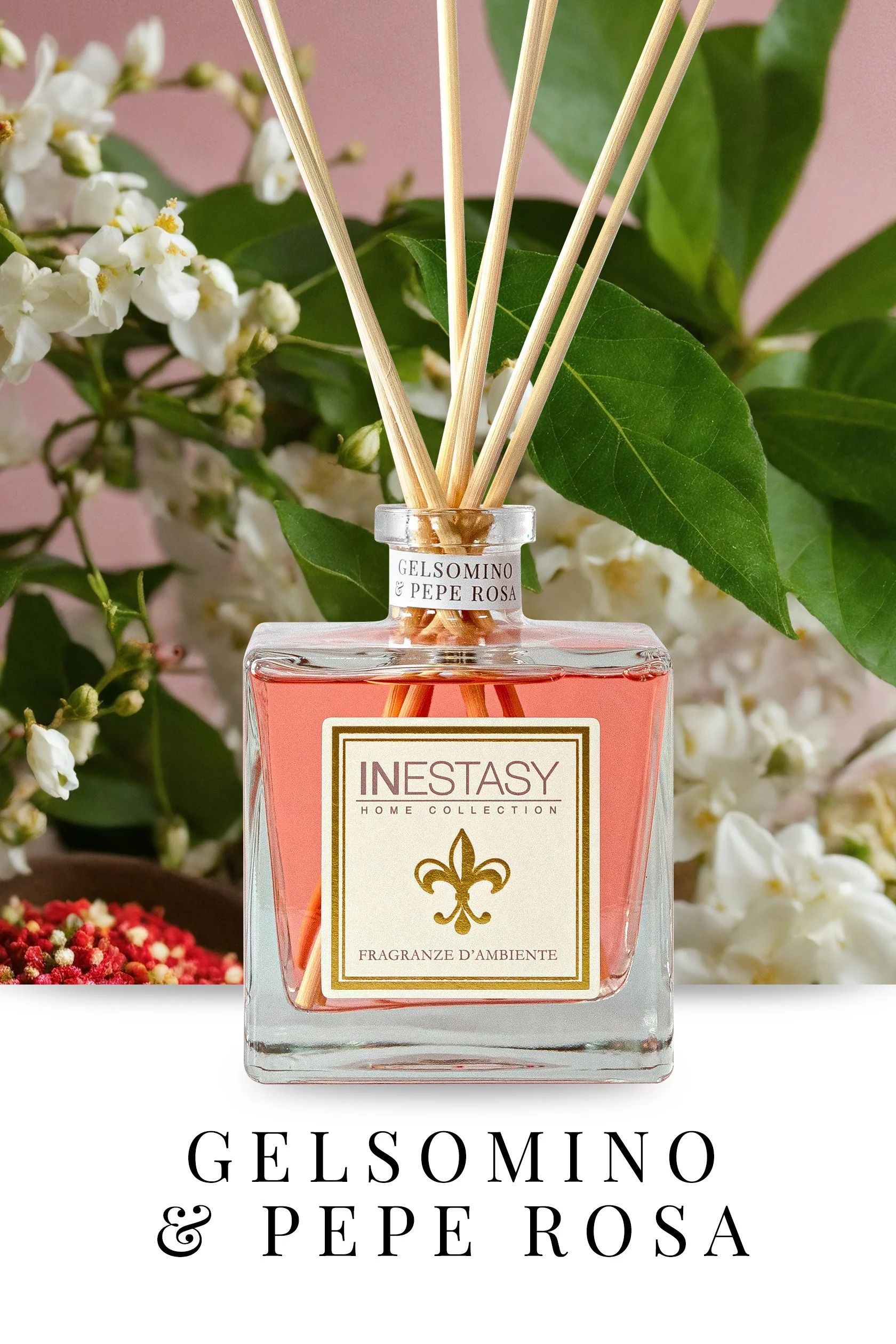 Una bottiglia di profumo gelsomino e pepe rosa con fiori sullo sfondo