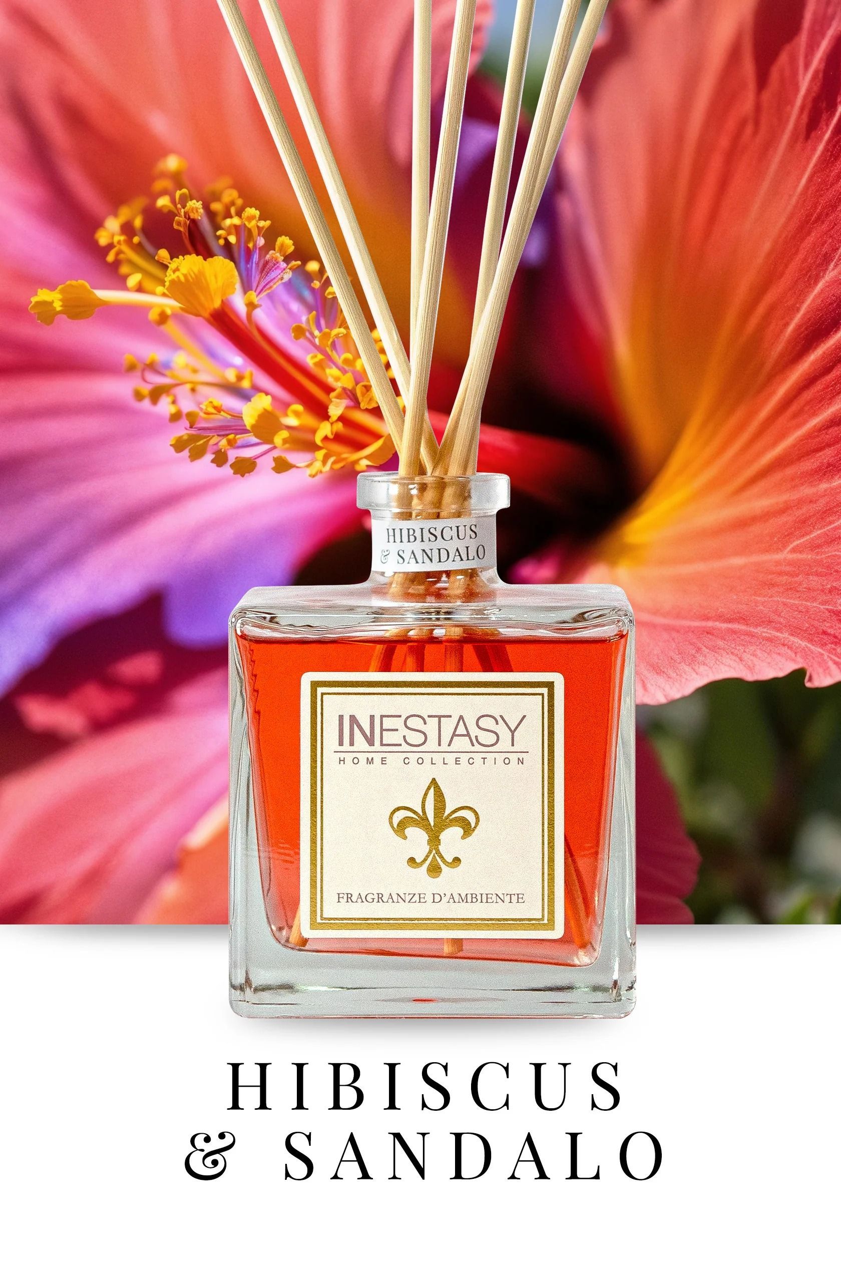 Una bottiglia di profumo di ibisco e sandalo con un fiore sullo sfondo