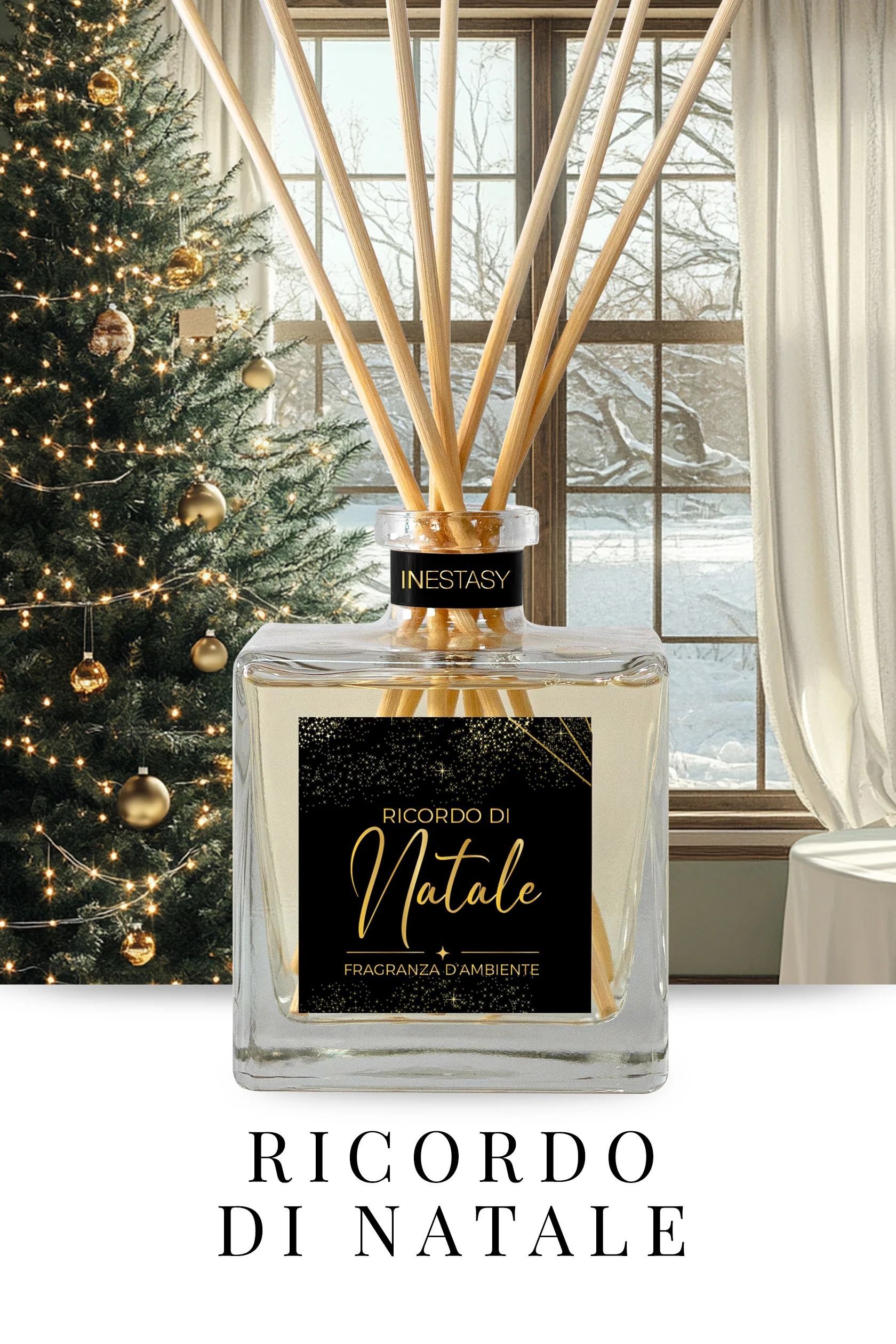 Una bottiglia di profumo è posta davanti a un albero di Natale.