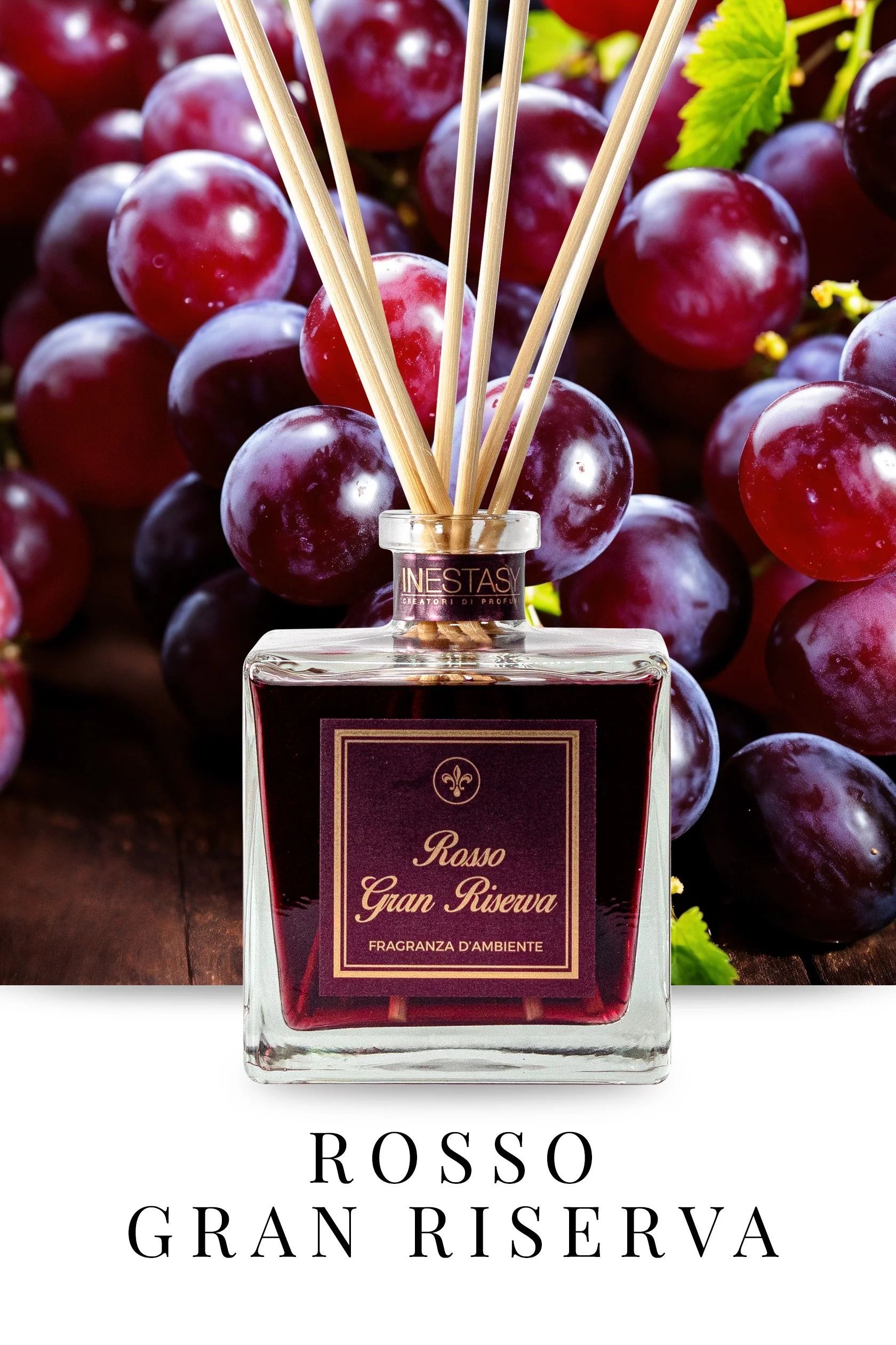 Una bottiglia di profumo rosso gran riserva con uva sullo sfondo