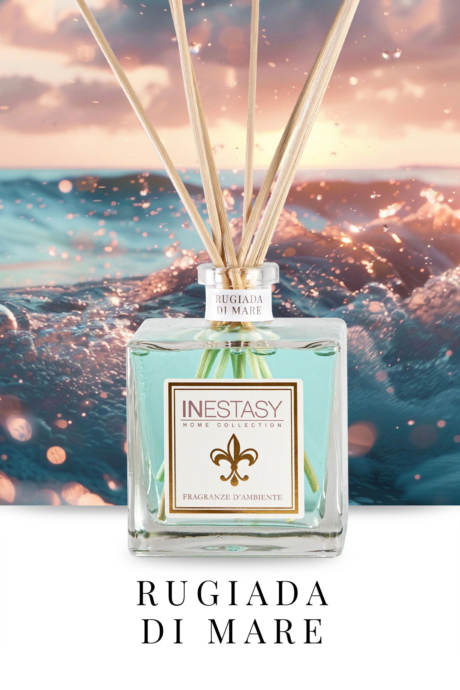 Una bottiglia di profumo con un'immagine dell'oceano sullo sfondo.