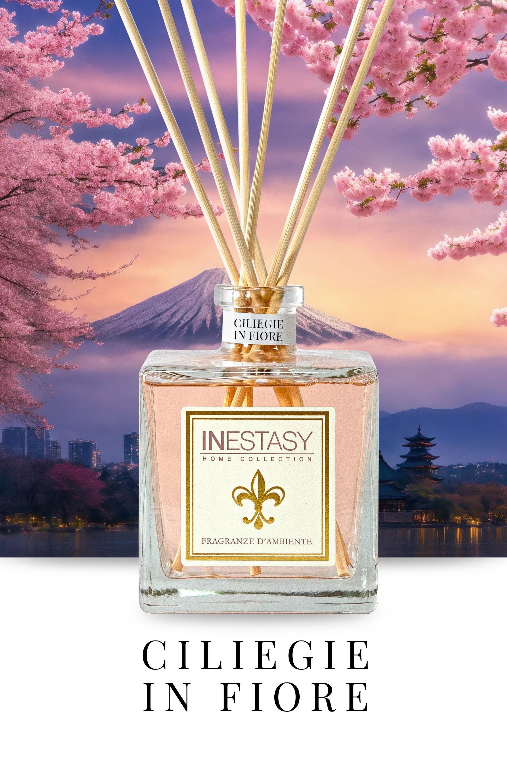 Una bottiglia di profumo con l'immagine di una montagna sullo sfondo.