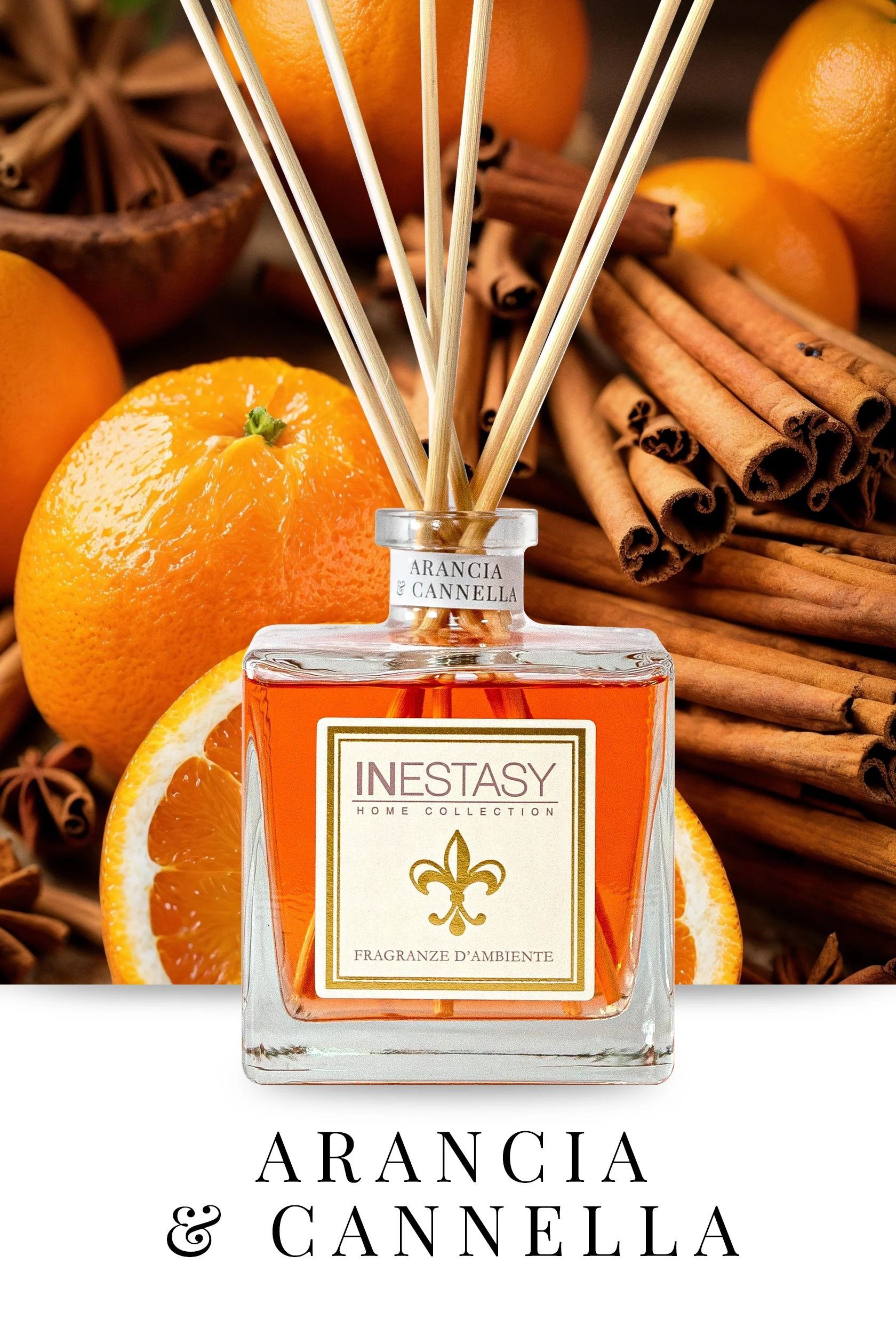 Una bottiglia di arance e stecche di cannella con un'etichetta che dice