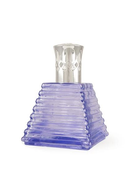 Una bottiglia di profumo viola a forma di piramide su uno sfondo bianco.