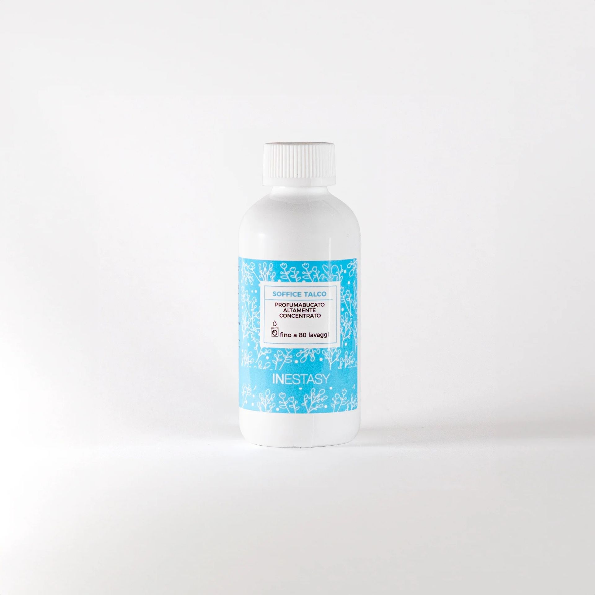 Una bottiglia bianca con un'etichetta blu è appoggiata su una superficie bianca.