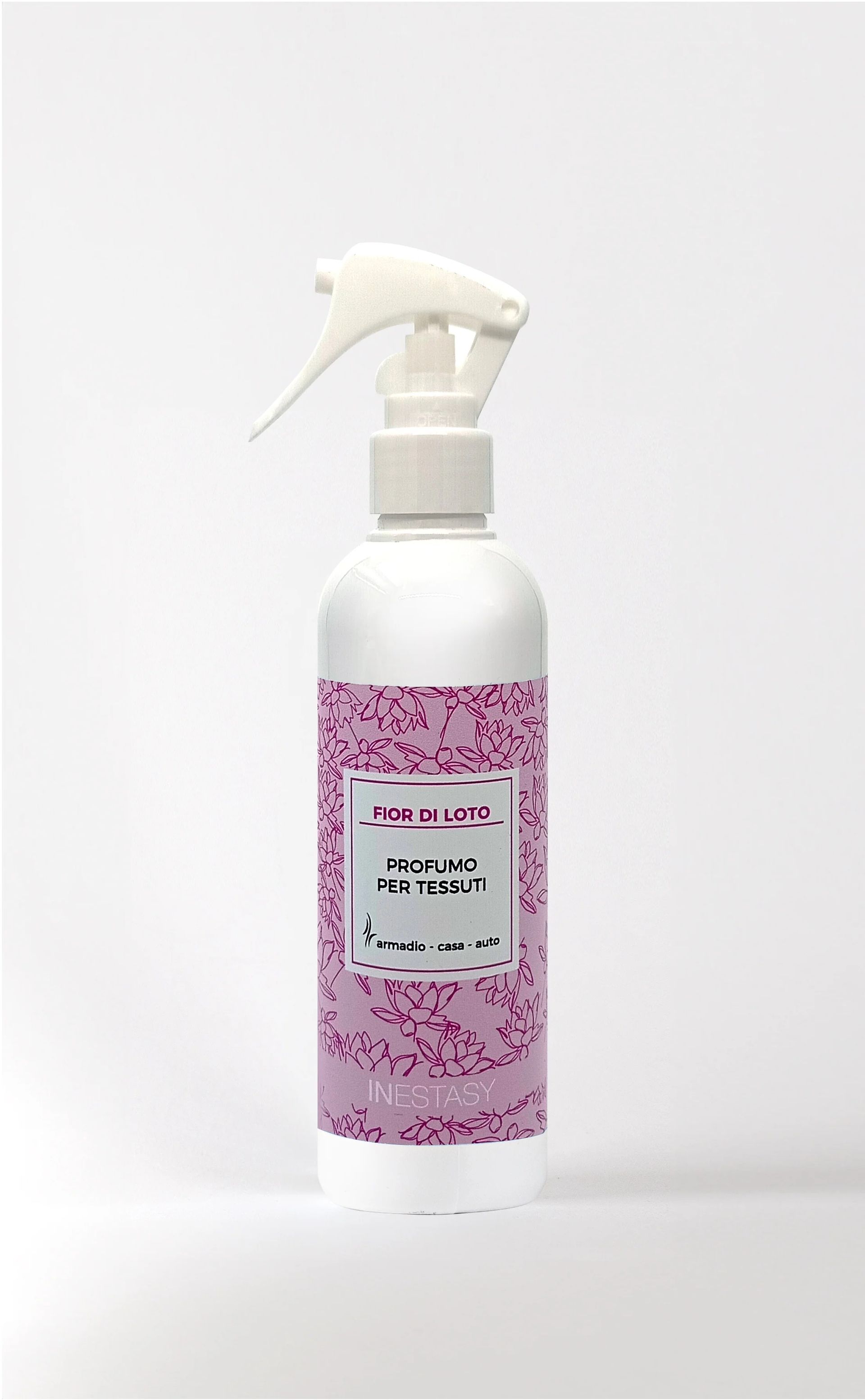 Una bottiglia spray bianca con un'etichetta viola su uno sfondo bianco.