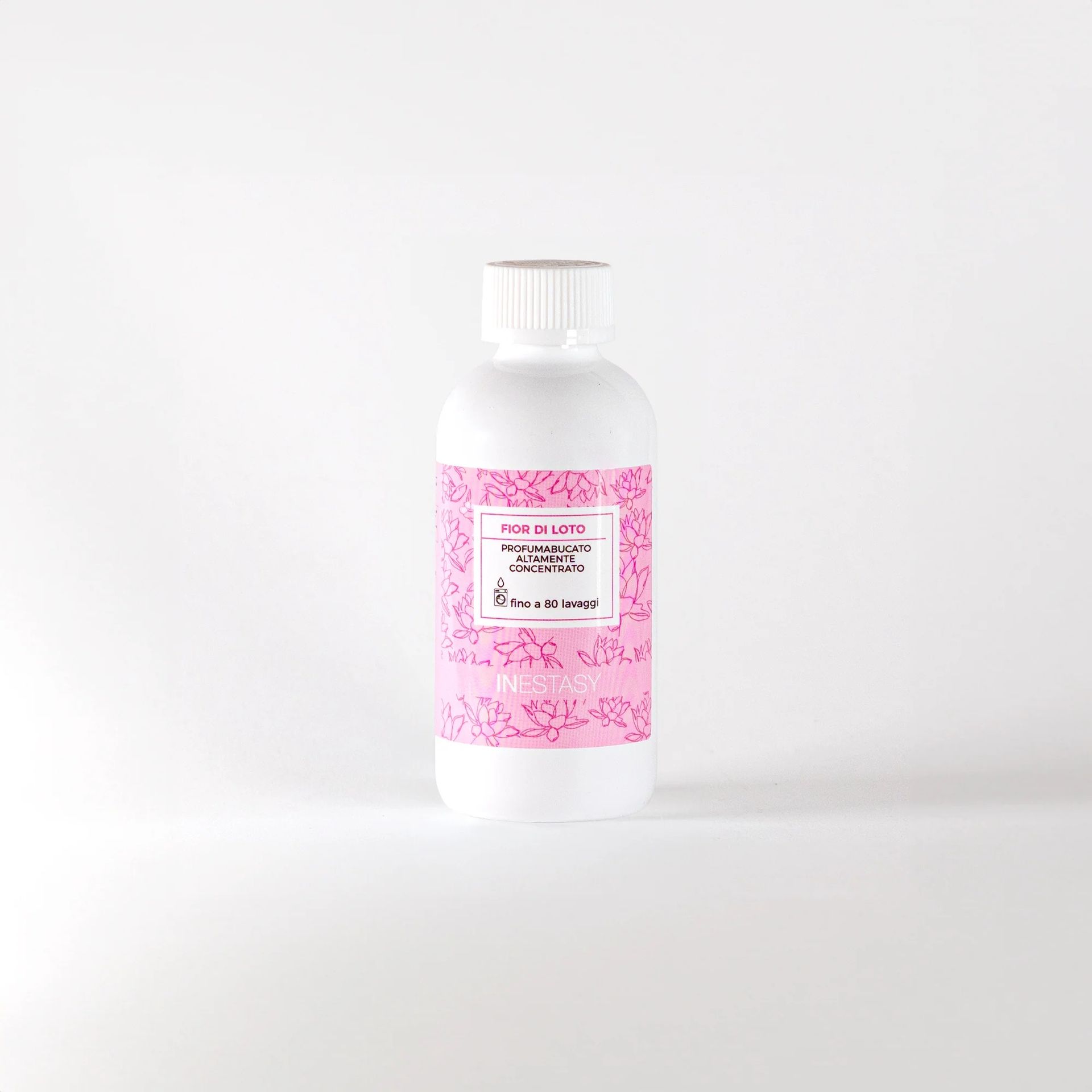 Una bottiglia bianca con un'etichetta rosa è appoggiata su una superficie bianca.