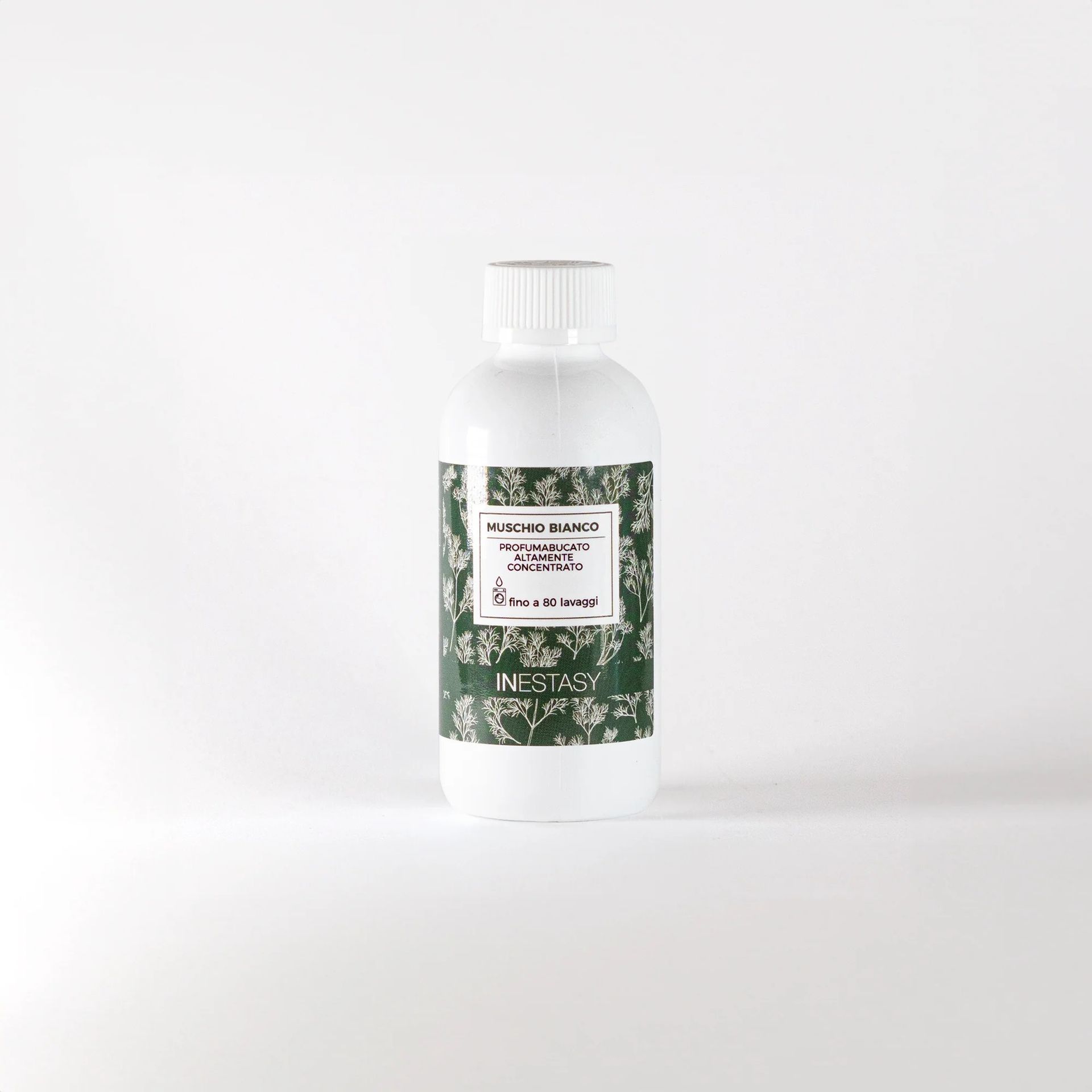 Una bottiglia bianca con un'etichetta verde è appoggiata su una superficie bianca.