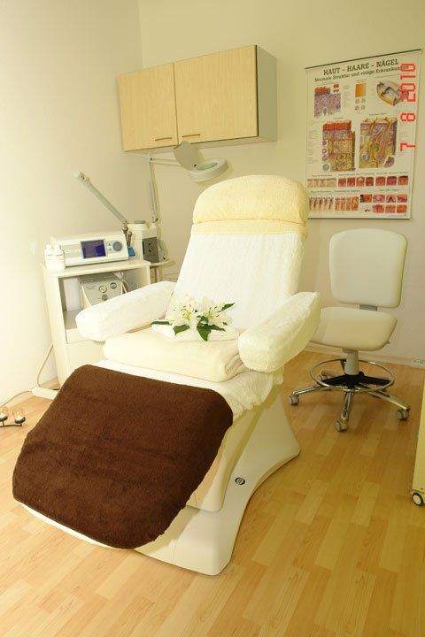 Ein Raum mit einem Stuhl und einem Stuhl darin