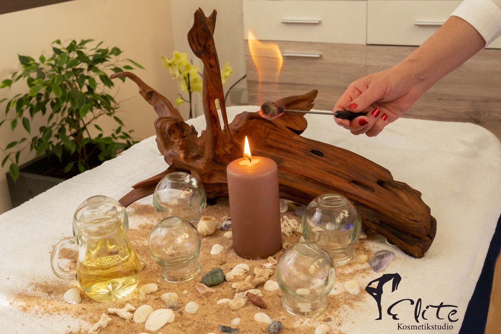 Eine Person zündet eine Kerze auf einem Tisch an