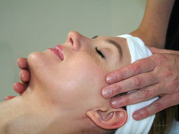 Eine Frau bekommt eine Gesichtsmassage.