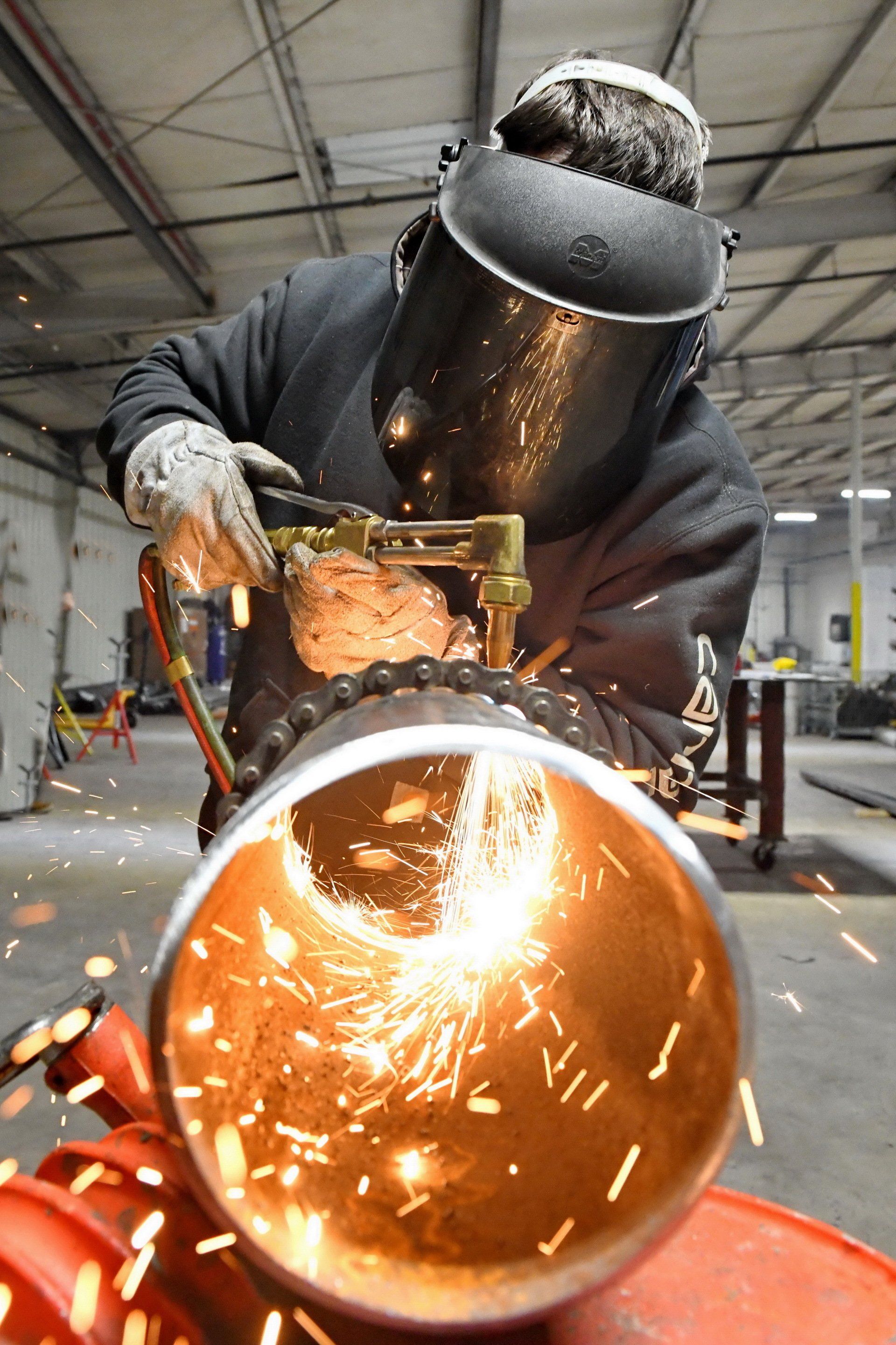 Local 538 Apprentice plasma cutting a pipe