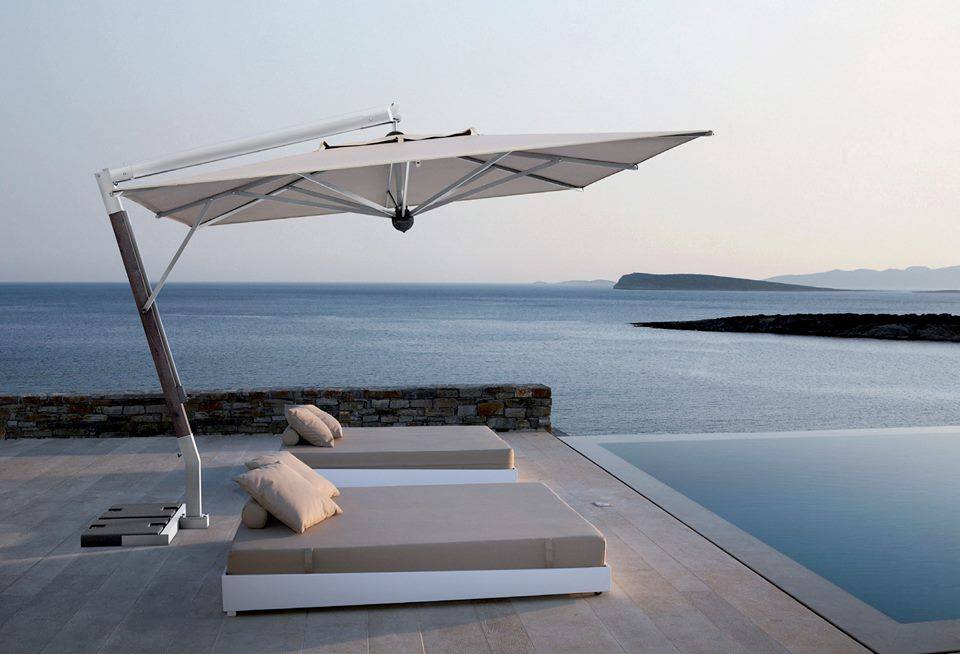 piscina con ombrellone bianco