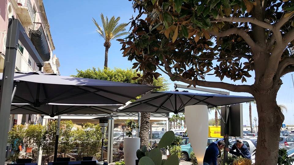 locale con ombrelloni