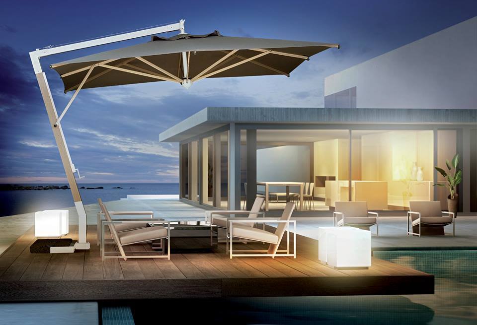 esterni casa con ombrellone