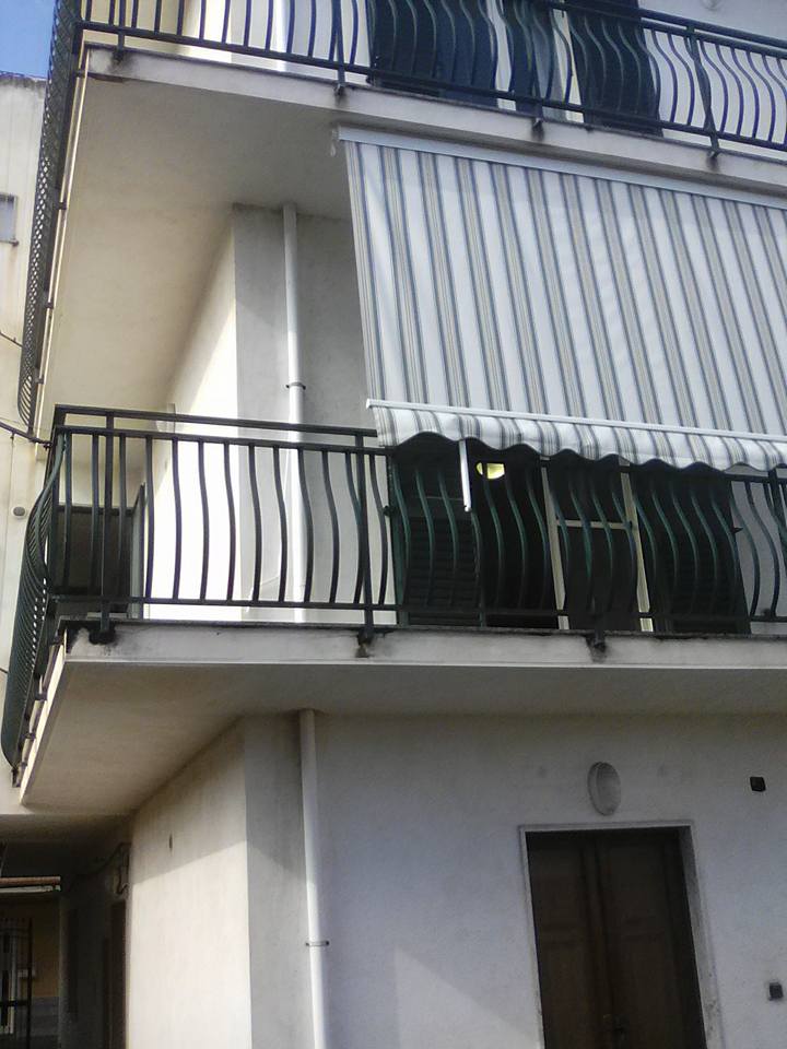 balcone con tenda da esterni a righe