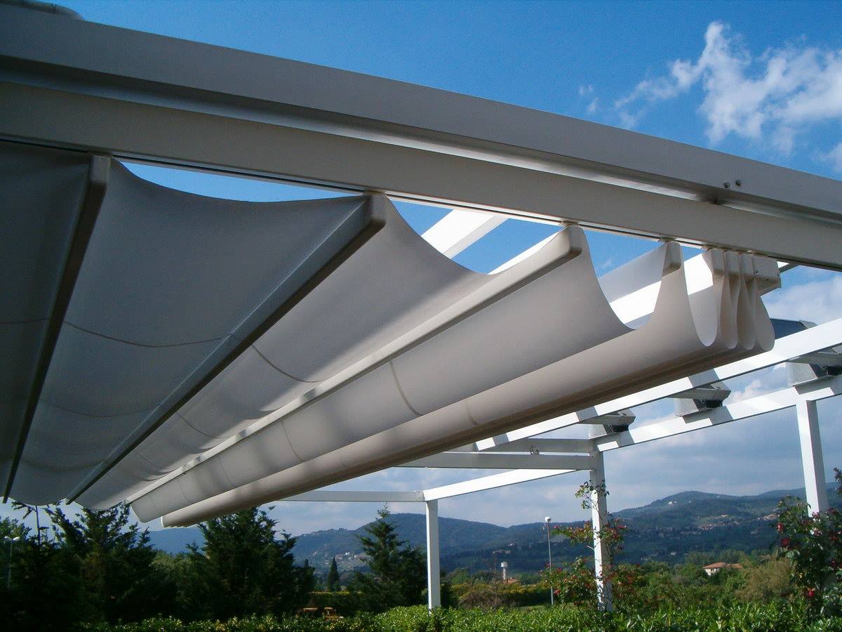 tettoia in legno con tende