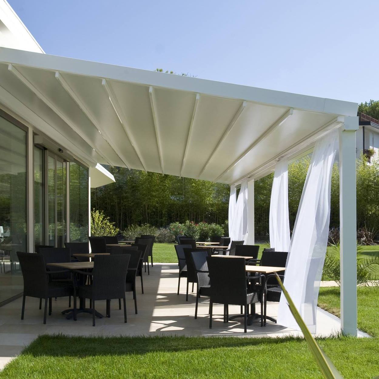 giardino con tettoia