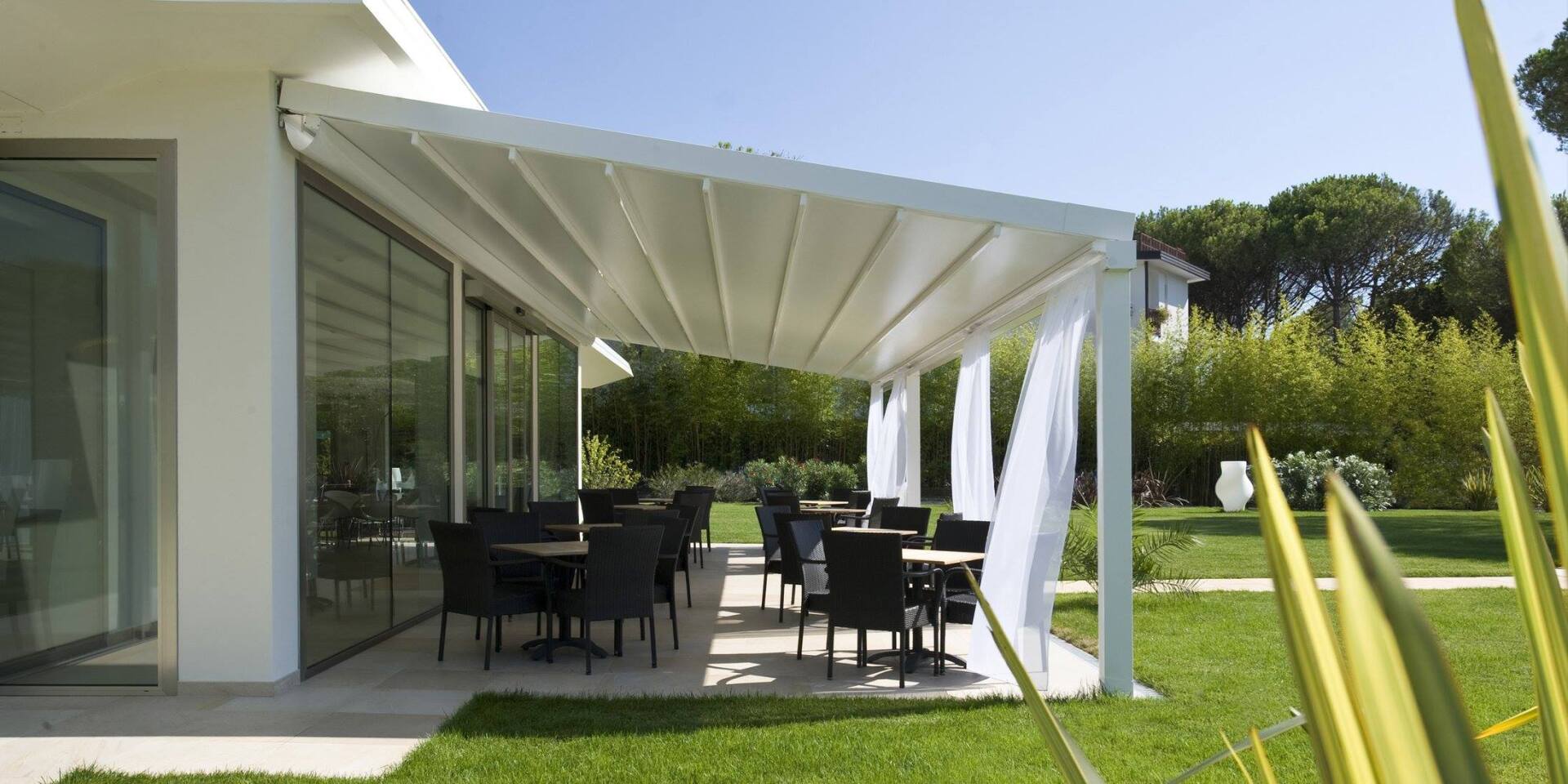 tettoia spiovente in legno laccata bianca