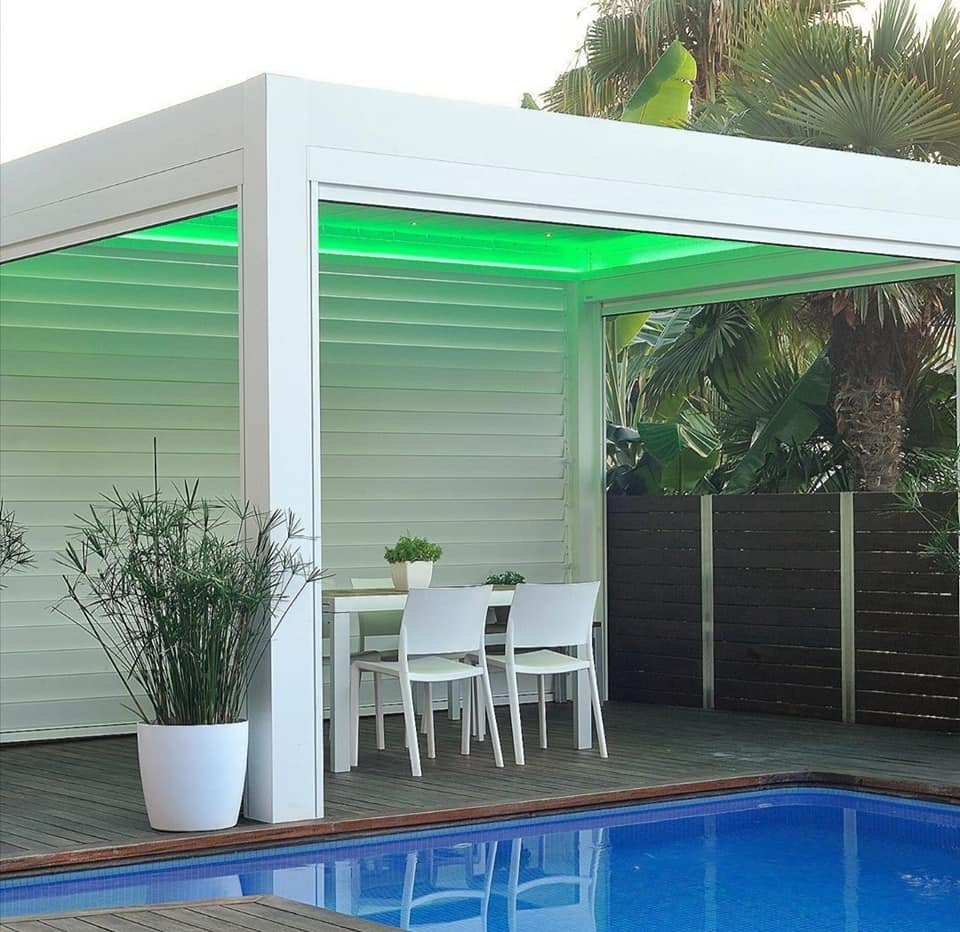 struttura con tettoia laccata bianca