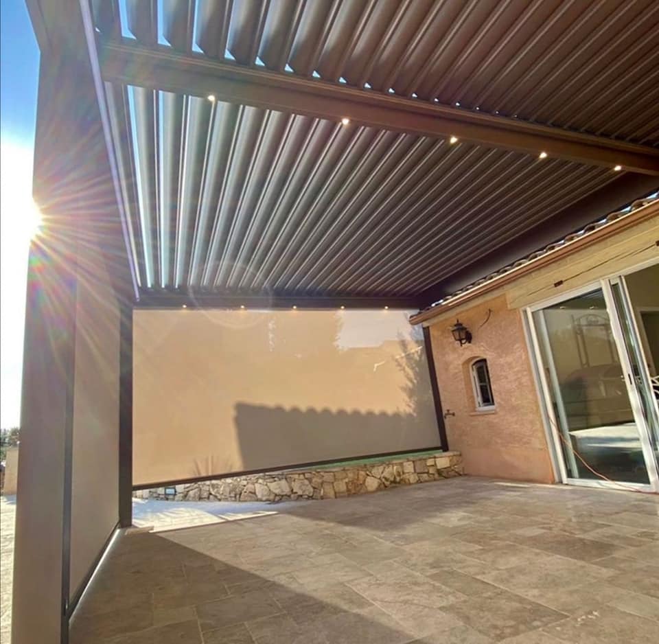 tettoia esterna con lamelle orientabili
