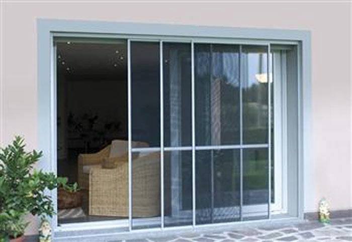 finestra con zanzariera scorrevole