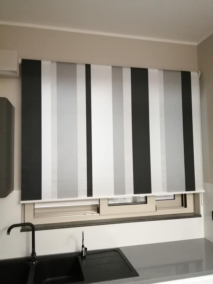 finestra con tende tecniche