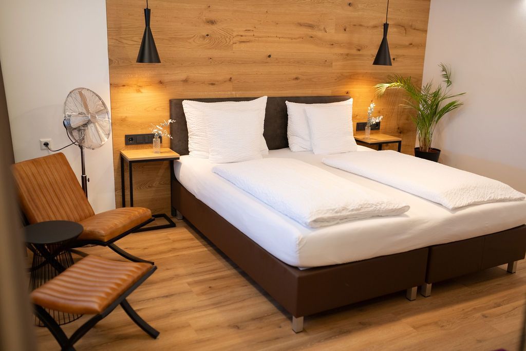 offenes Badezimmer. warme Beleuchtung, modern eingerichtet. 