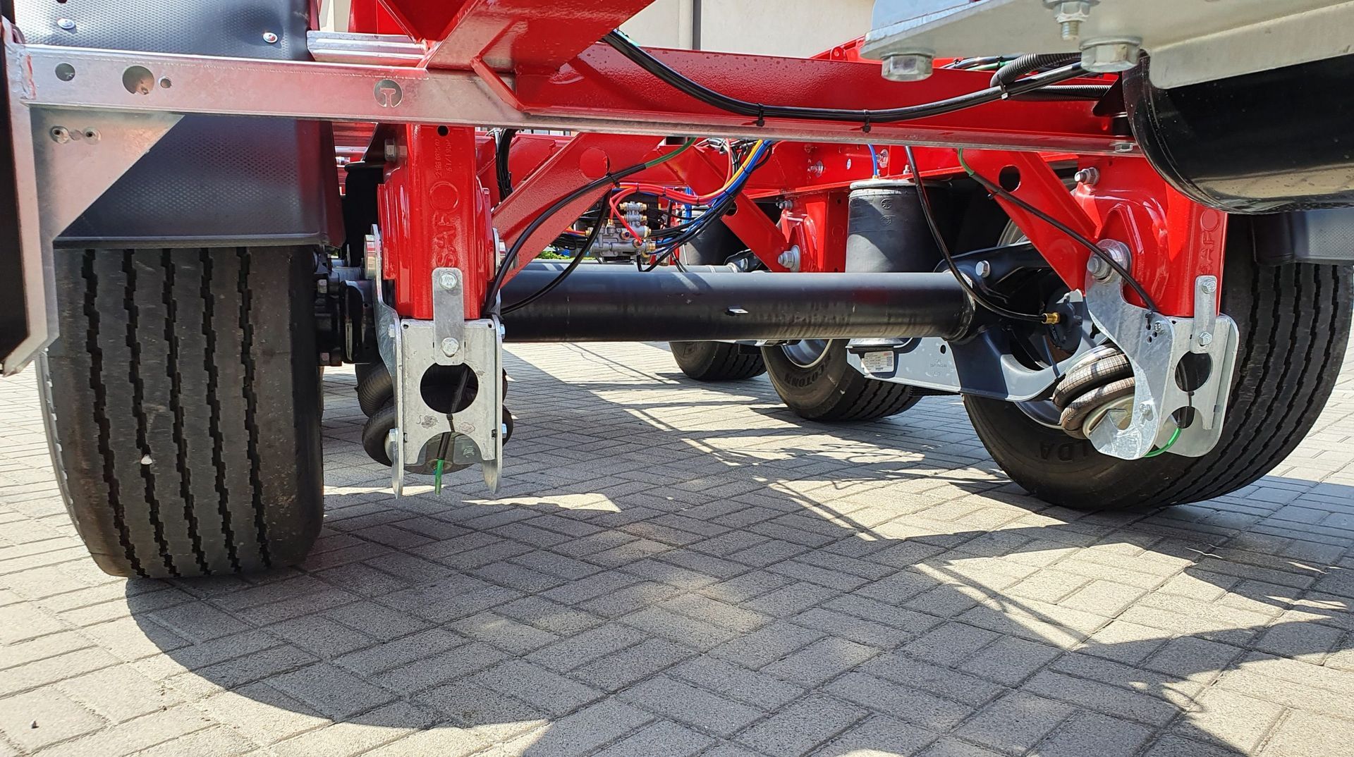 Pirmosios ašies automatinė kėlimo sistema