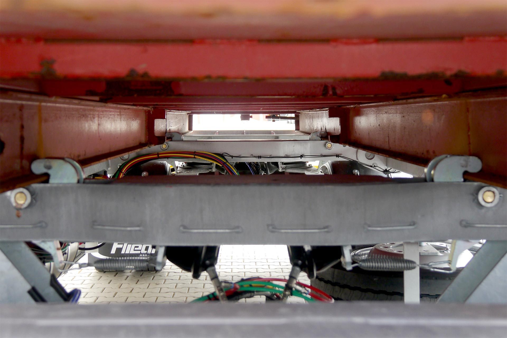 Keturių taškų pneumatinis konteinerio užrakinimas