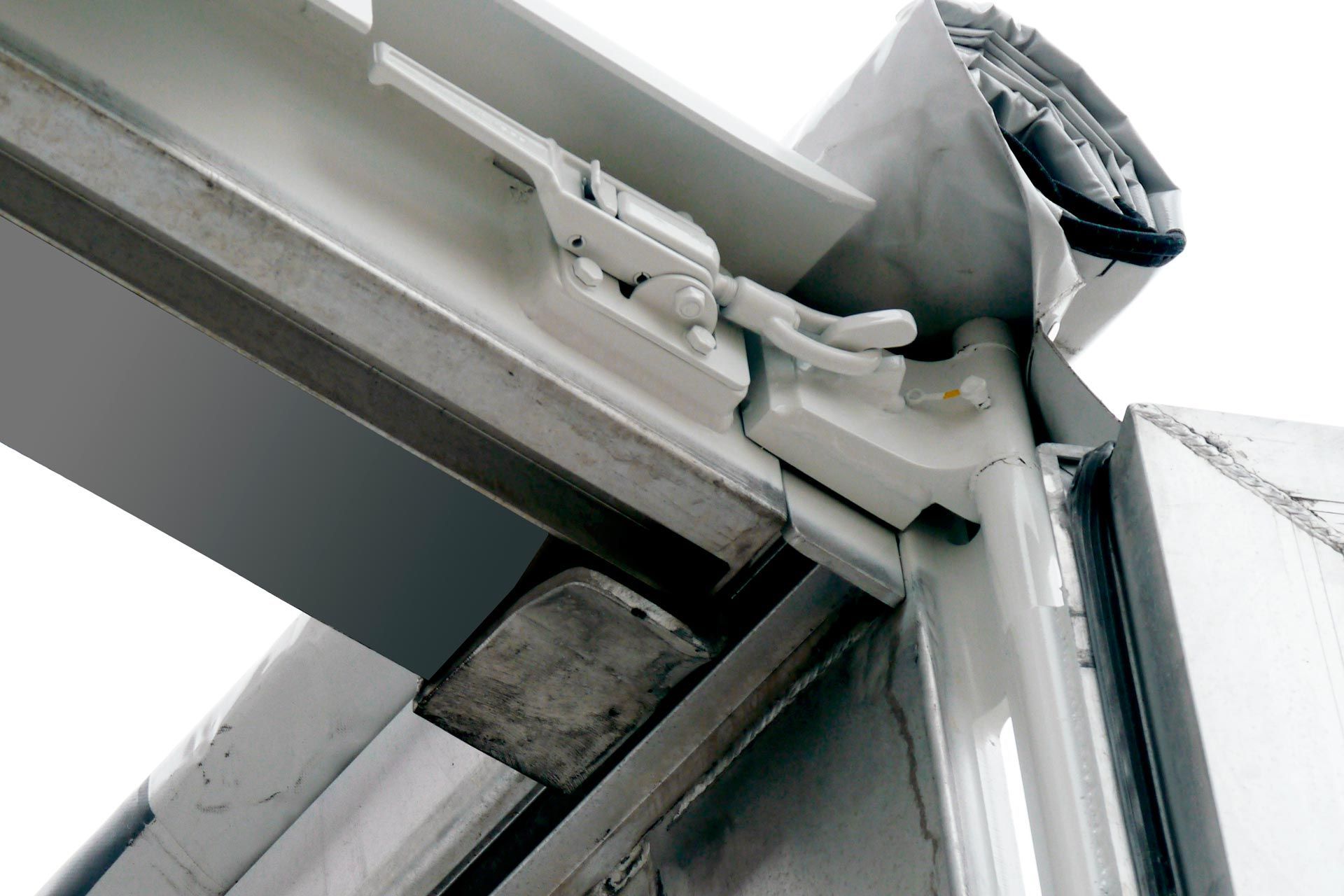 Nuimama viršutinė puspriekabės sija