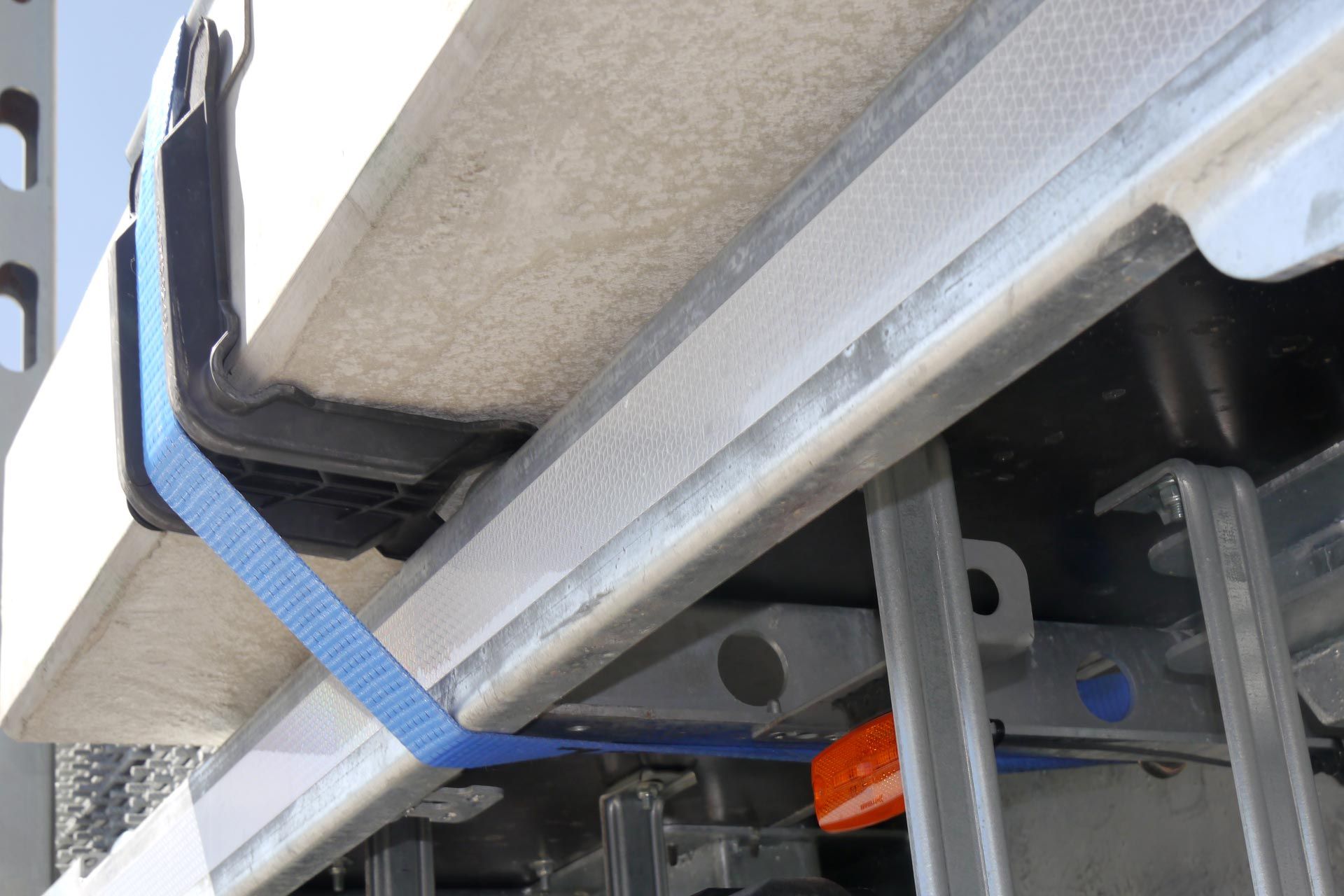 Fliegl puspriekabės statybinių medžiagų transportavimui