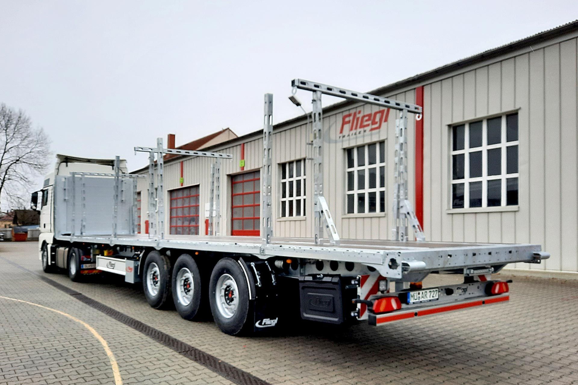 Fliegl puspriekabės statybinių medžiagų transportavimui