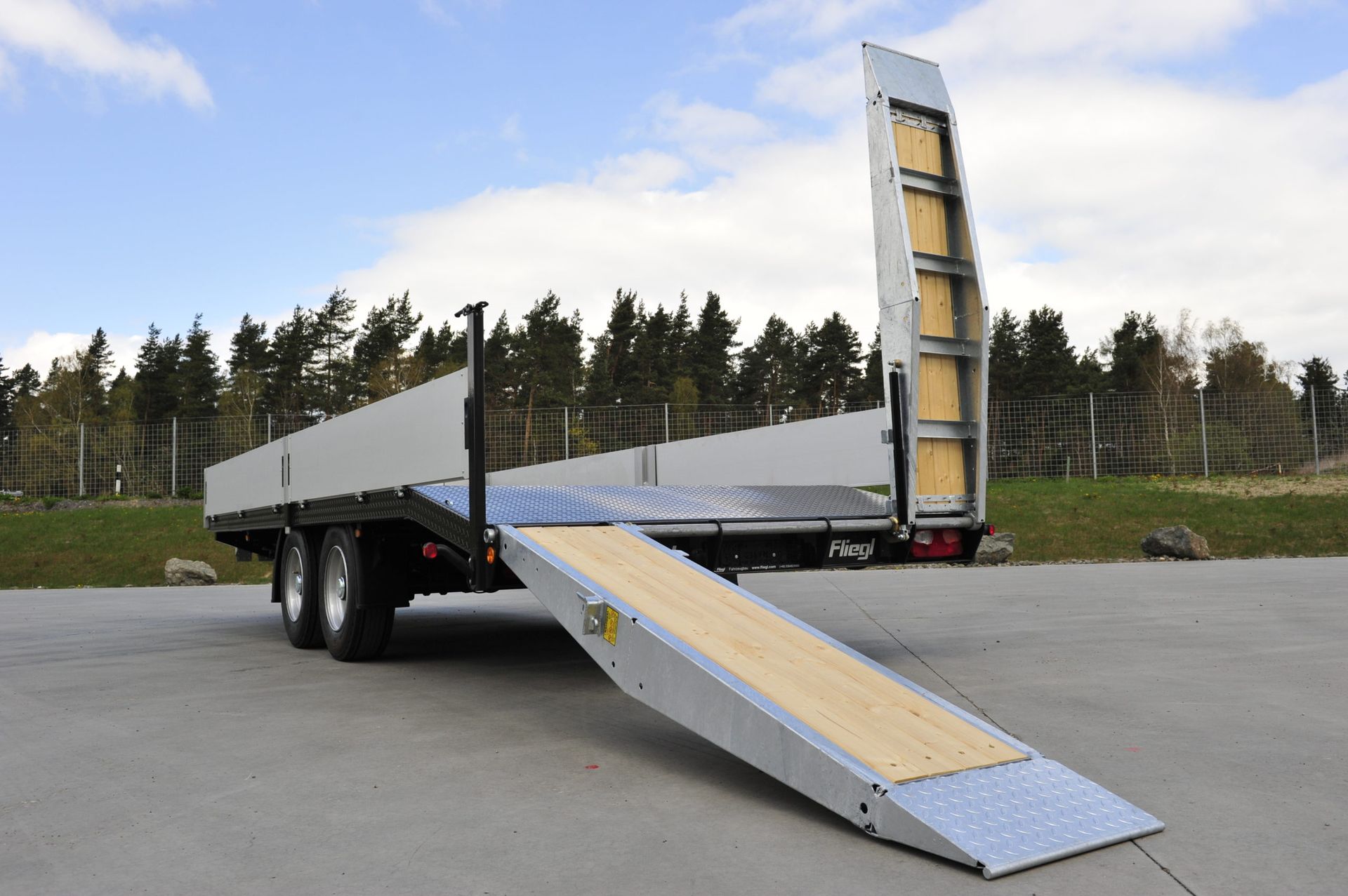 Grindys su galiniu nuolydžiu