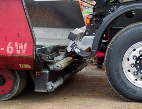 2 ašių savaiminio išsikrovimo puspriekabė