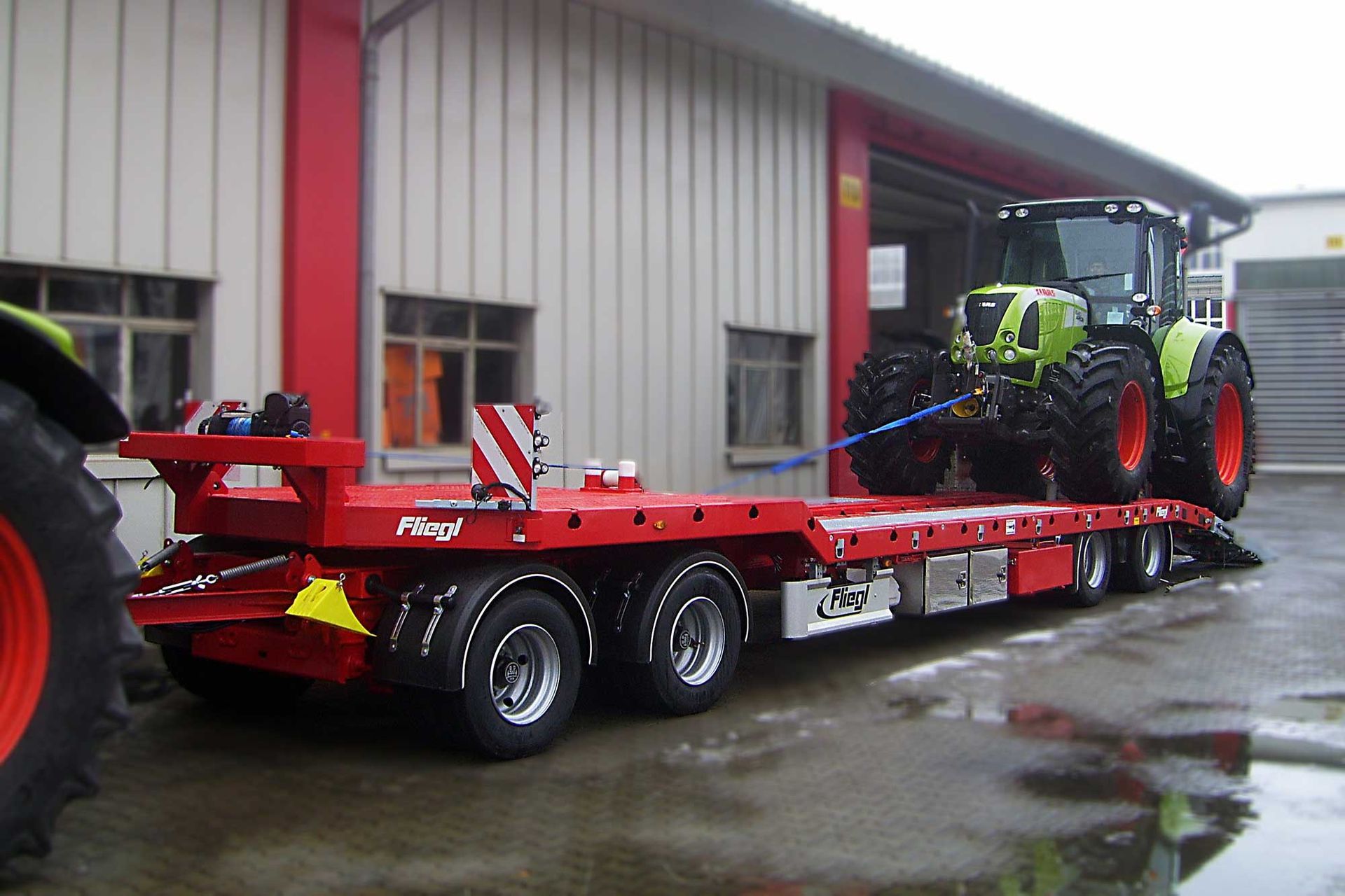 Žemos platformos puspriekabės ir priekabos