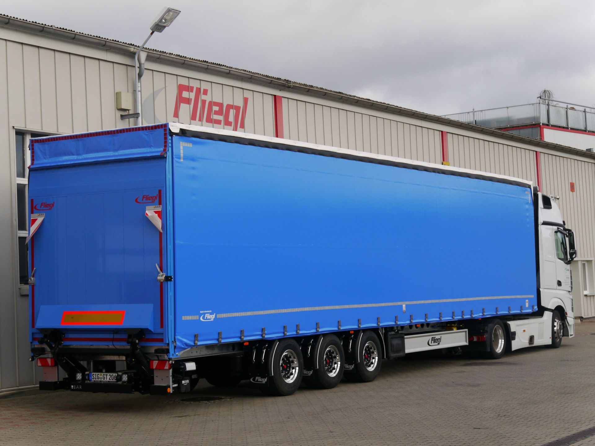 Užuolaidinės puspriekabės