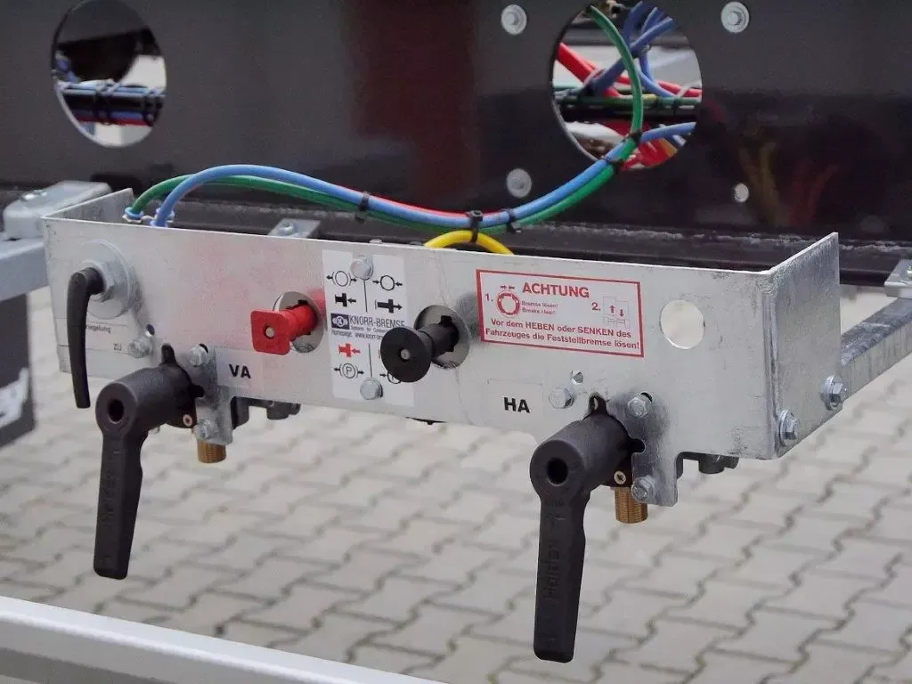 Priekinės konteinerių spynos