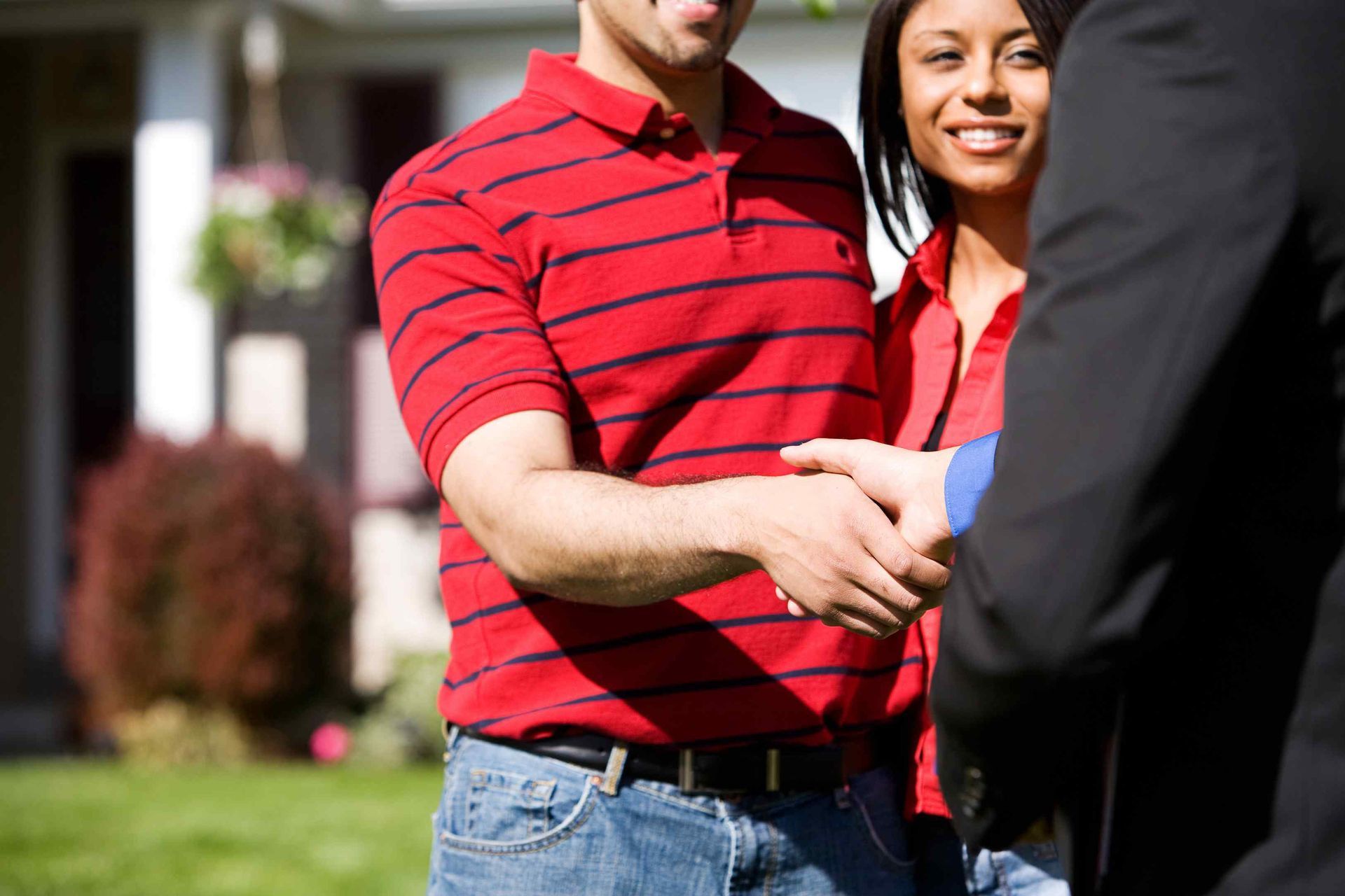 Roofind_Couple shaking hands with a realtor