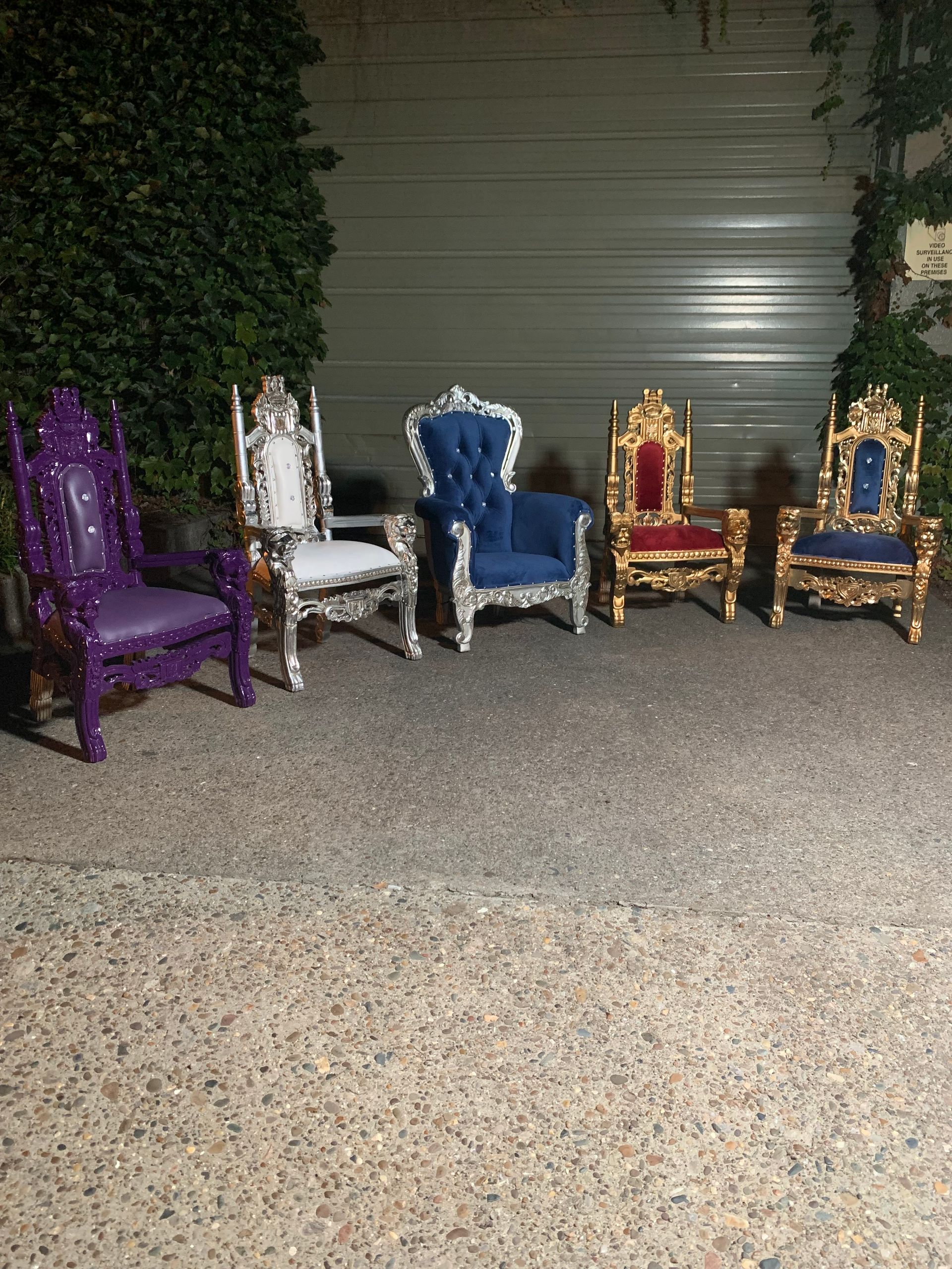 A group of throne chairs are lined up in a row