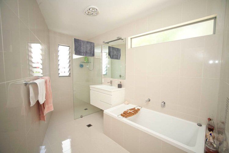 Pacific Palms Bathroom with Bathtub - Barry Pfister Builder In Forster, NSW