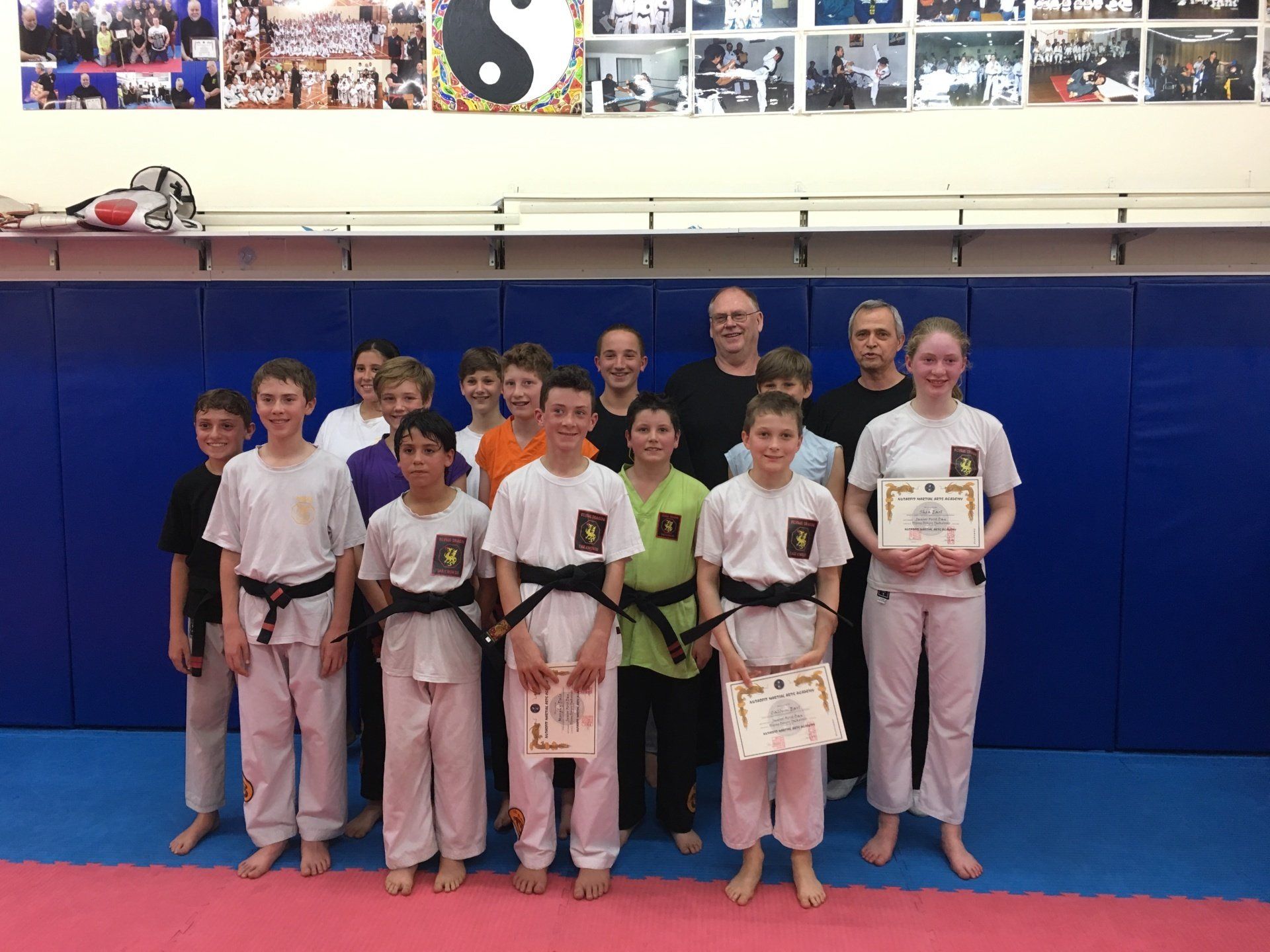 A group of young people are posing for a picture in a gym.