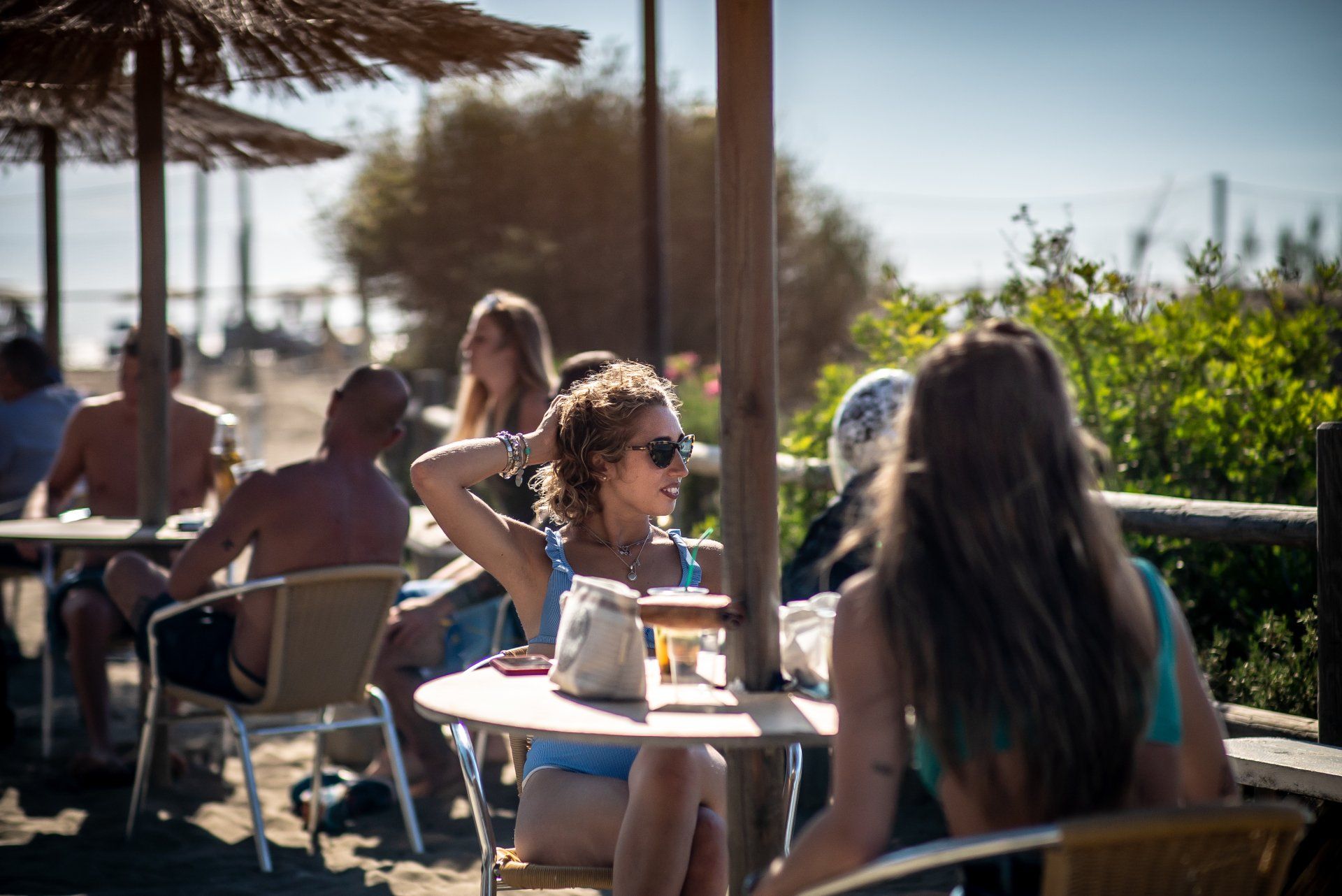 Spiaggia con lettini e ombrelloni