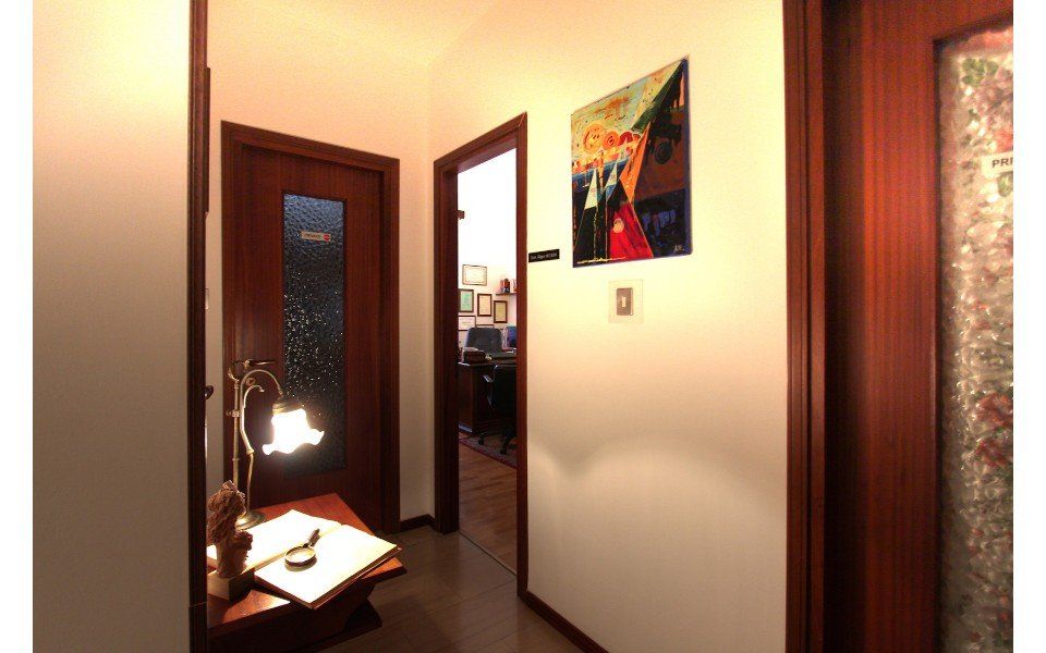 Interno di uno studio con porte di legno