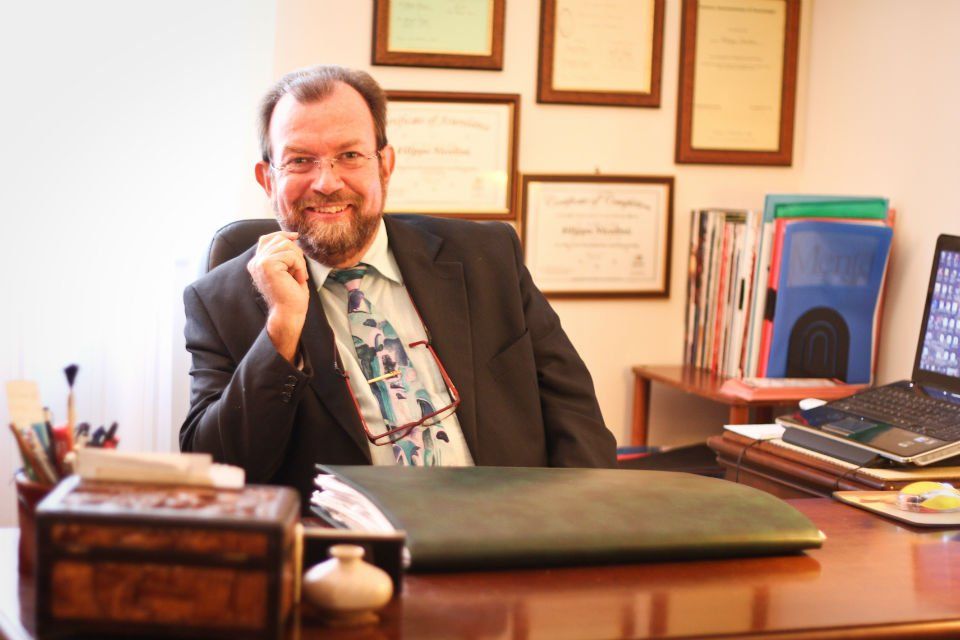 Uno psicologo con attestati alla parete