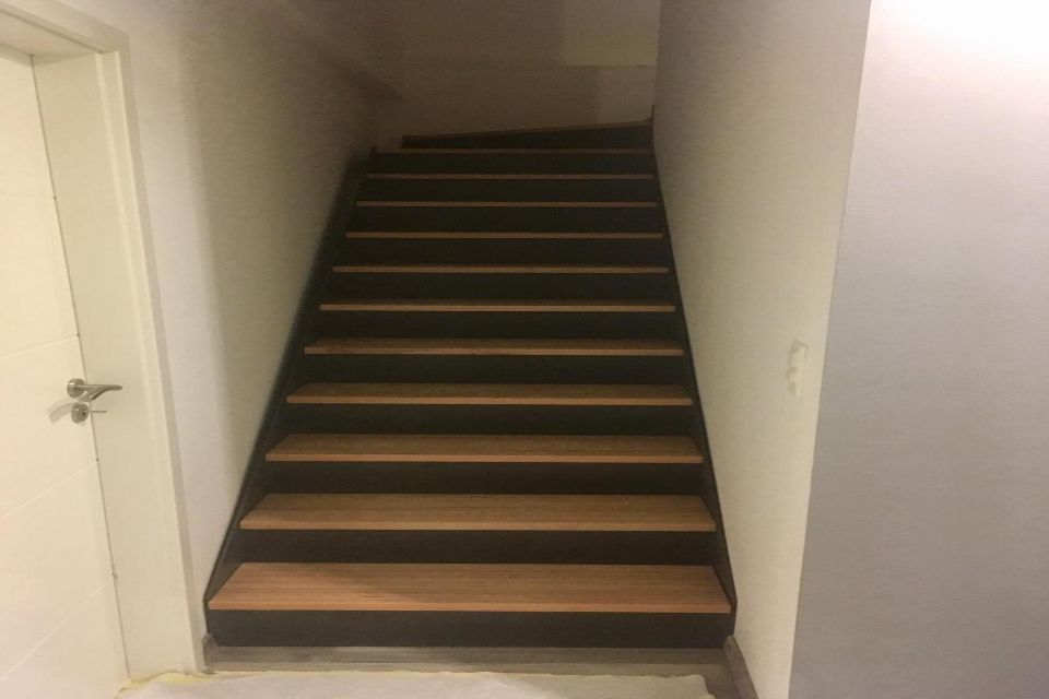 Scala con gradini ampi