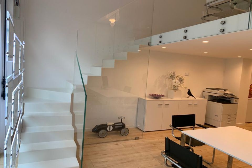 Scala con parapetto in vetro