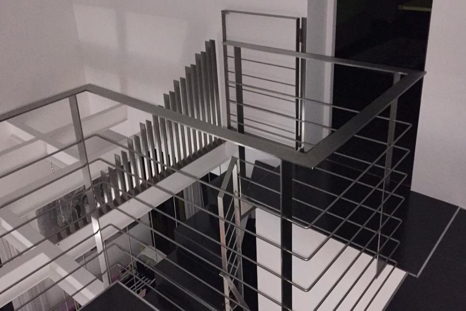 Scala con ringhiera metallica